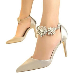 Womens 9 silvery white satin pumps with‎ rhinestone buckles